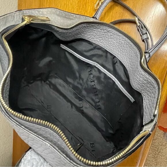 NWT/Burberry gray Leather Tote Bag
Vintage designer shoulder/tote handbag - Picture 3 of 13
